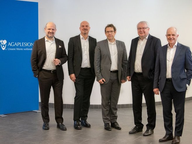 Die Gesellschafter der neuen Gesundheits-Holding in Darmstadt: Sebastian Polag (Vorstand AGAPLESION gAG), Jörg Marx (stellv. Vorstandsvorsitzender AGAPLESION gAG), Hanno Benz (Oberbürgermeister Darmstadt), André Schellenberg (Klinikdezernent & Kämmerer Stadt Darmstadt), Dr. Markus Horneber (Vorstandsvorsitzender AGAPLESION gAG) (v.l.n.r.)